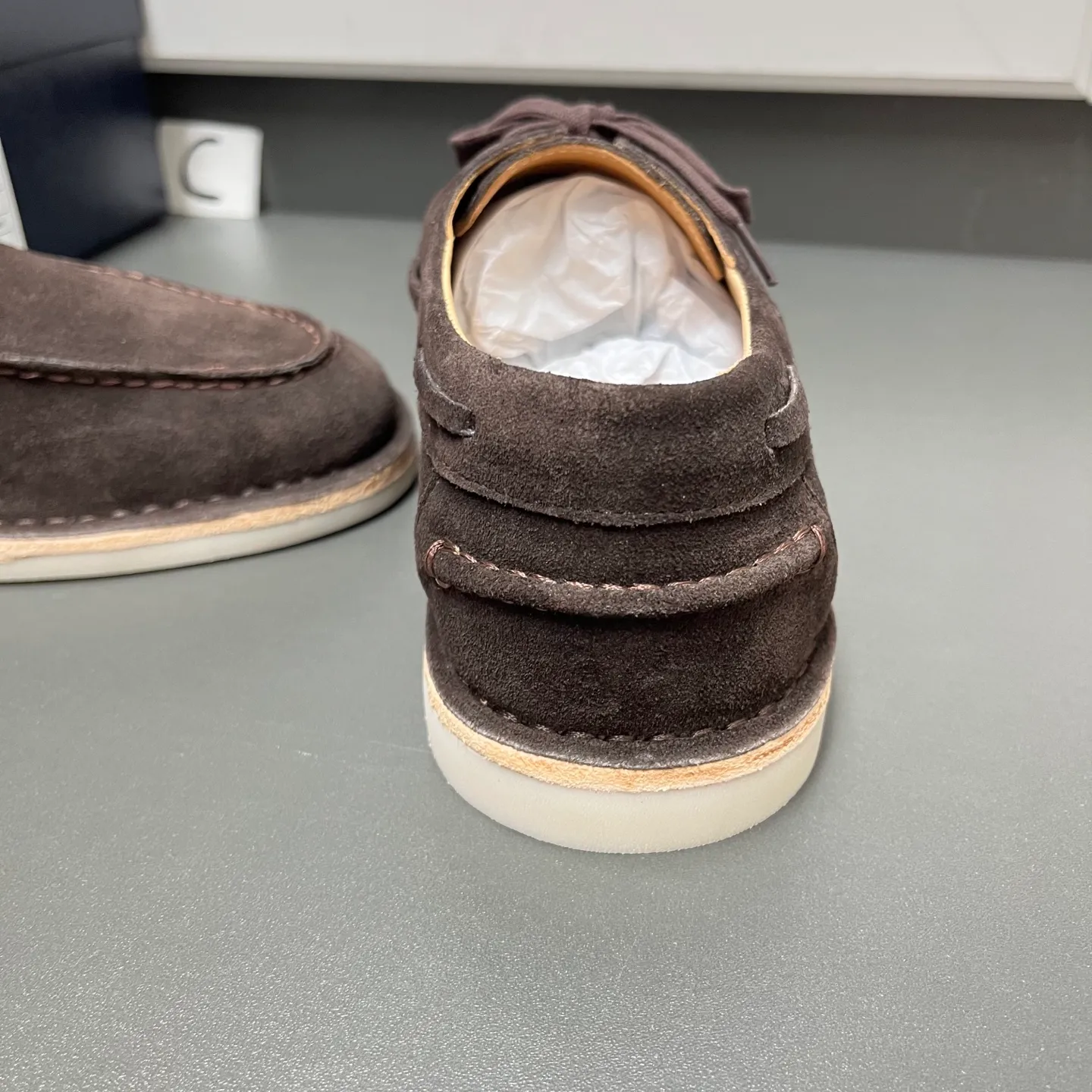 💰840 Prada men's new lace-up leather loafers. Made of flocked two-layer cow leather, these shoes combine classic design with handmade details, blending sophistication with casual comfort. Designed in a lace-up style, with open-stitched seams on the skirt, 1.5cm white rubber soles with leather welts, dyed calfskin lining, and silver-labeled cowhide feet, the style is simple and elegant. C leather shoe size: 39/40/41/42/43/44 coffee color original box packaging + dust bag